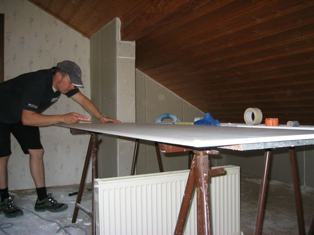 Einpassen der Einmann-Gipskartonplatten zum Dachausbau