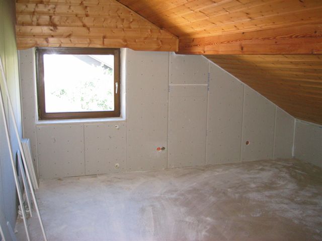 Gipswandverkleidung und Holzdecke