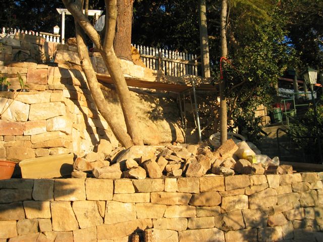 Natursteinmauer und unbearbeitete Steine 1