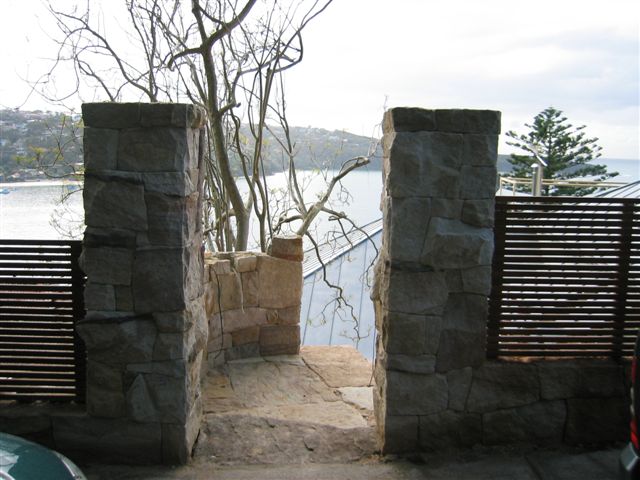 Natursteineingang mit Holzzaun Blick auf Bucht von Sydney
