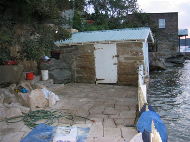 Natursteinboden im Mosaik und Bootshaus