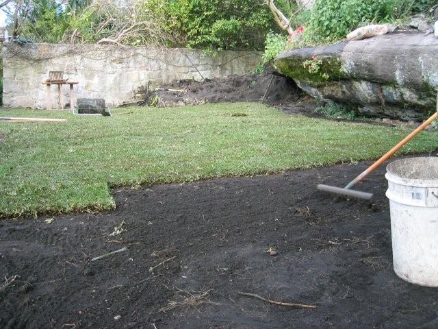 Natursteinterasse und Rollrasen