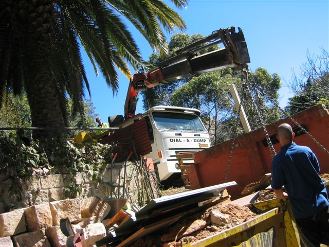 Abtransport Sandsteinabfall unter Palmen