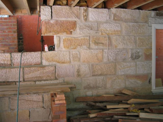 Untermauerung mit tragender Natursteinwand 