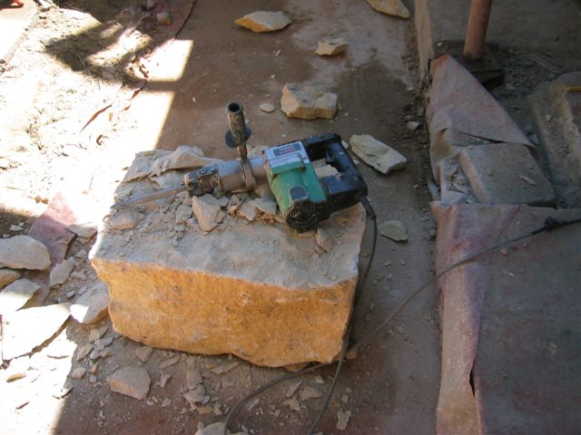 Natursteinbearbeitung mit Elektromeissel
