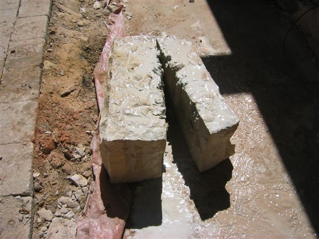 Zerteilen von Sandsteinblock