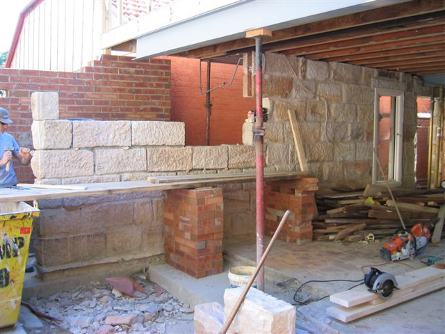 Tragende Natursteinmauer und Stützkonstruktion 1