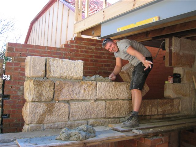 Aufbringen Mörtel für Natursteinmauerverbund